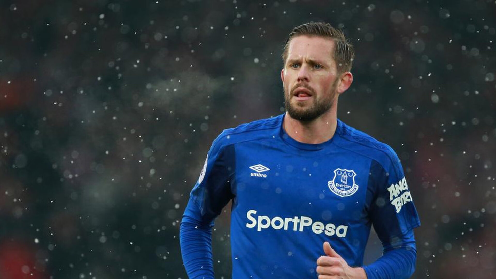 中超联赛冠军归属悬念升级，引发球迷热议，中超冠军球队