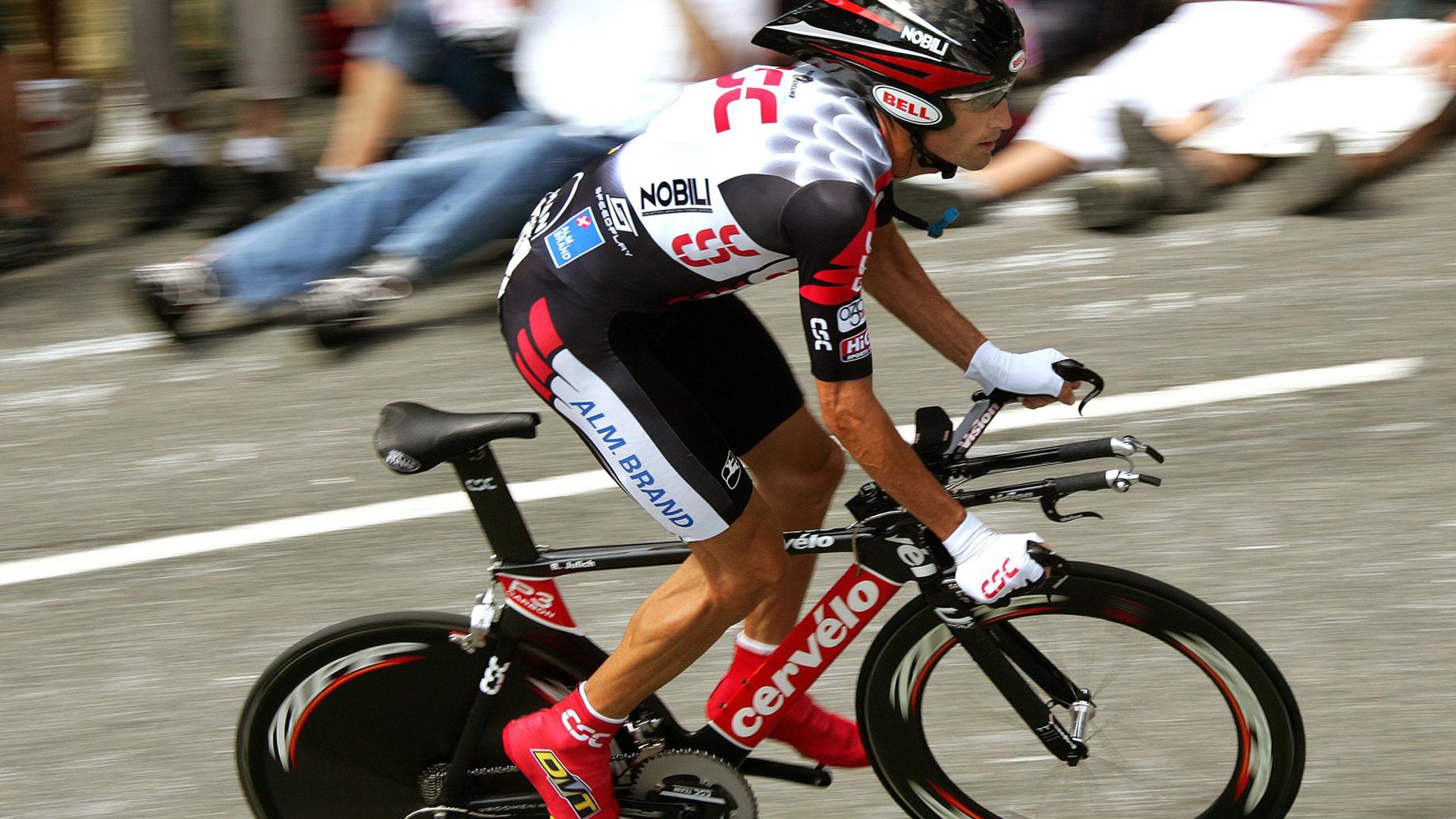 城市速降滑板赛，街头风潮的极限挑战，速降滑板最高时速